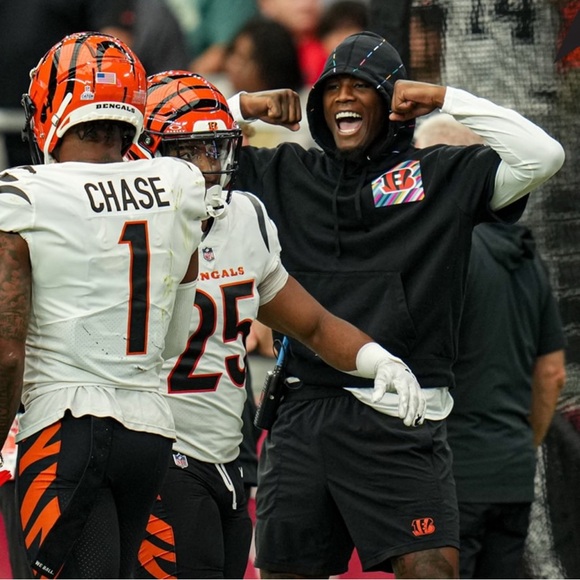 CINCINNATI BENGALS CRUCIAL CATCH HOODIE. (NWT) - Picture 2 of 8